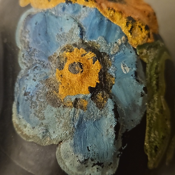 TIFFIN Black Amethyst Satin Glass Poppy Vase with raised molded flowers . - Picture 5 of 7